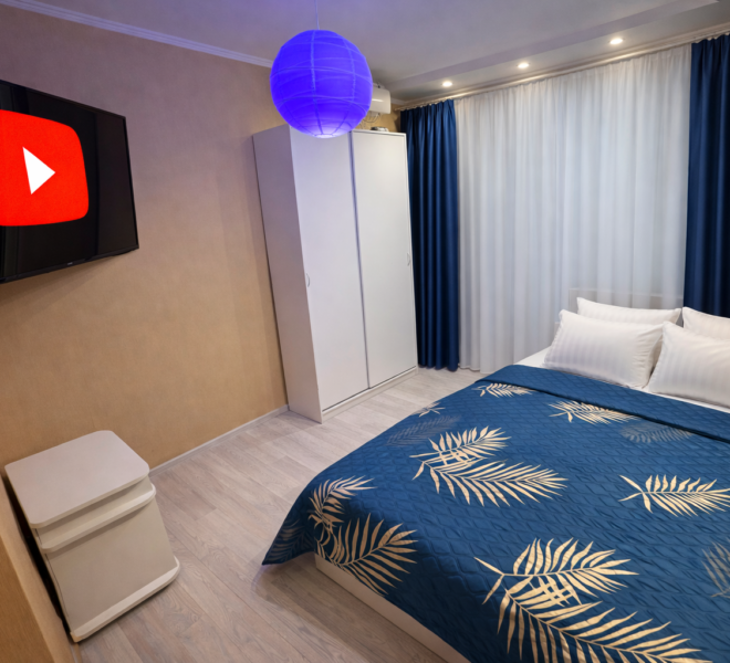 Квартиры посуточно в Новочеркасске sovremennaya spalnya s televizorom 1 660x600