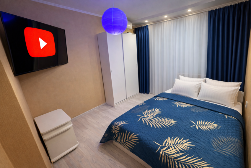 Квартиры посуточно в Новочеркасске sovremennaya spalnya s televizorom 1 850x570
