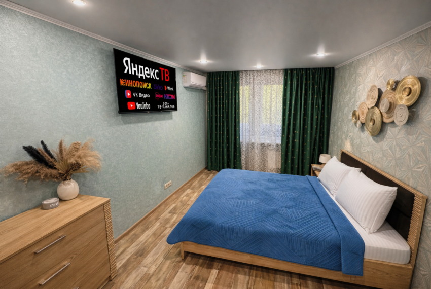 Квартиры посуточно в Новочеркасске sovremennaya spalnya s udlinyonnymi shtorami 850x570